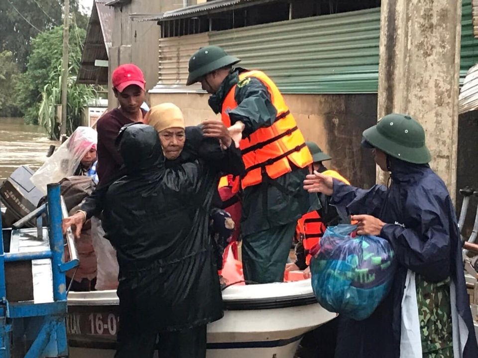 -Cán bộ, chiến sĩ Ban CHQS huyện Lăk (Đắc Lắc) sơ tán người dân xã Đăk Liêng đến nơi tránh trú an toàn