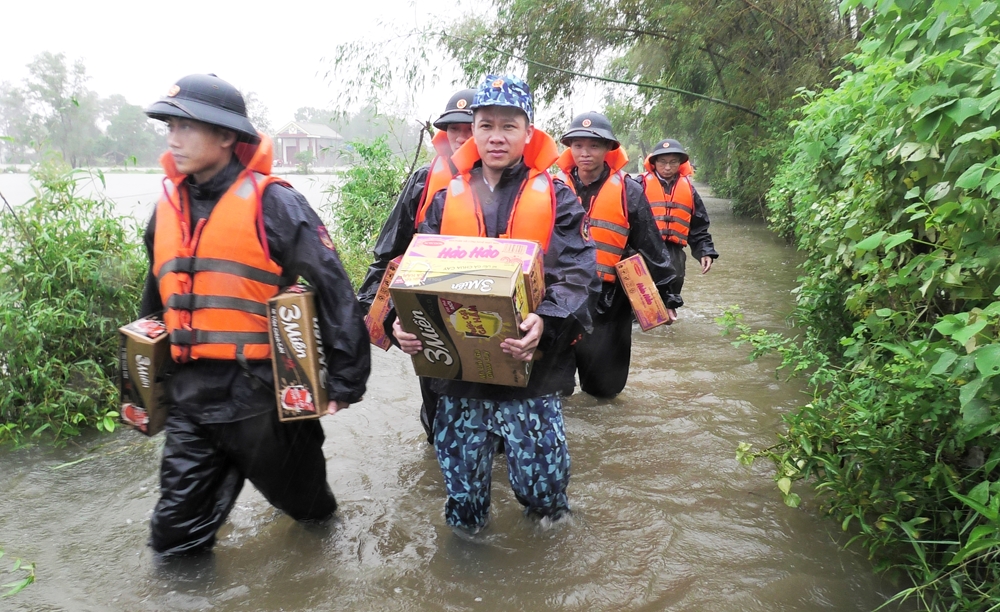 -Cán bộ, chiến sĩ Hải đội 202 (Vùng Cảnh sát biển 2) vận chuyển lương thực, thực phẩm giúp bà con vùng lũ xã Triệu An, huyện Triệu Phong (Quảng Trị)