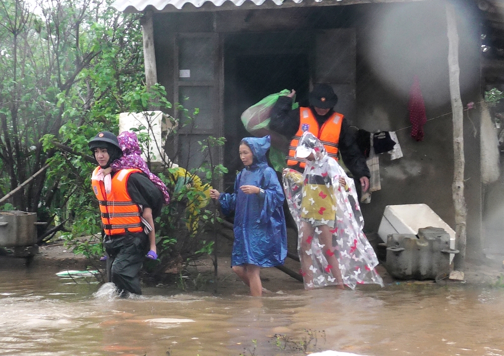 -Cán bộ, chiến sĩ Hải đội 202 (Vùng Cảnh sát biển 2) khẩn trương di dời người dân xã Gio Hải, huyện Gio Linh (Quảng Trị) ra khỏi vùng ngập lụt.