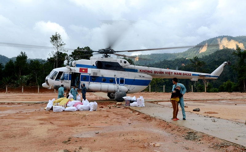 Trực thăng Mi-171 hạ cánh đưa hàng cứu trợ đồng bào xã Phước Lộc và đưa người dân bị đau nặng chuẩn bị lên máy bay về Đà Nẵng cấp cứu.