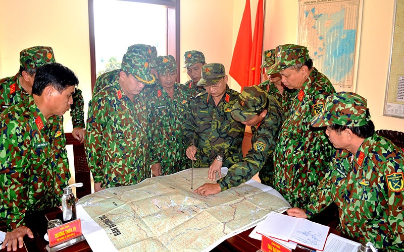 Thủ trưởng Bộ tư lệnh Quân khu 5 họp thống nhất phương án cứu nạn, cứu trợ đồng bào vùng bị lũ cô lập Phước Lộc và Phước Thắng.