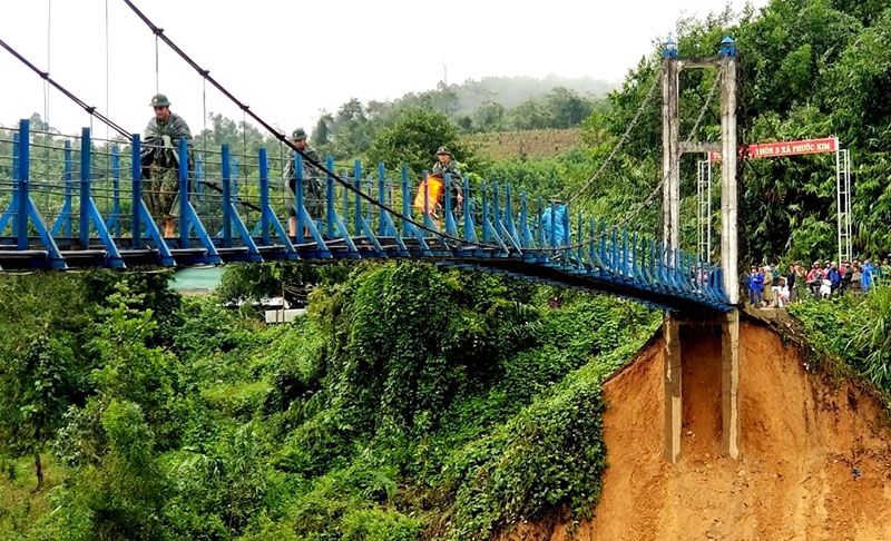 Bộ đội Biên phòng Quảng Nam từ Phước Kim qua cầu treo hành quân về cứu nạn, cứu trợ người dân Phước Lộc.