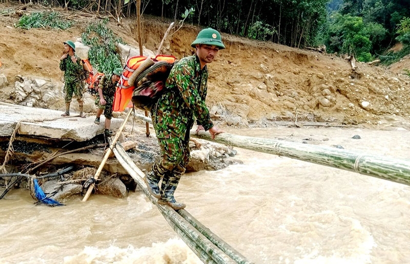 Bộ đội Biên phòng qua cầu khỉ chênh vênh về Phước Lộc.