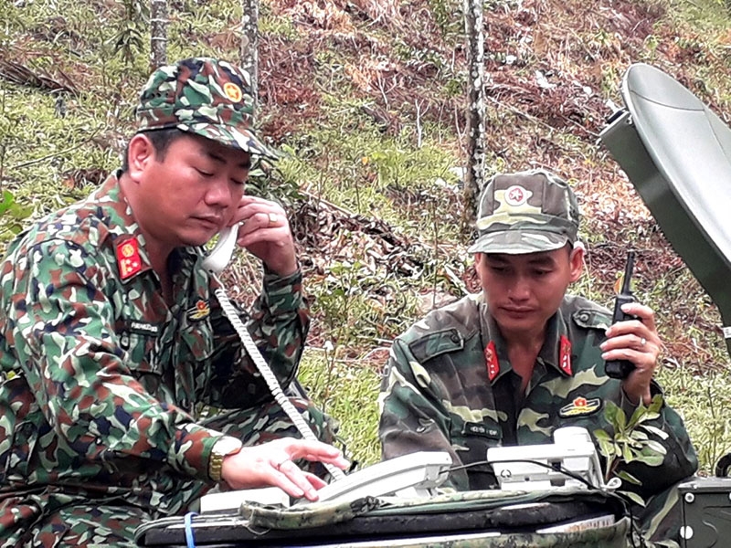 Cán bộ, chiến sĩ Lữ đoàn Thông tin 575 (Quân khu 5) cũng nhanh chóng có mặt tại Nam Trà My để đảm bảo thông tin chỉ đạo công tác tìm kiếm, cứu trợ, cứu nạn vụ sạt lở núi ở Trà Leng.