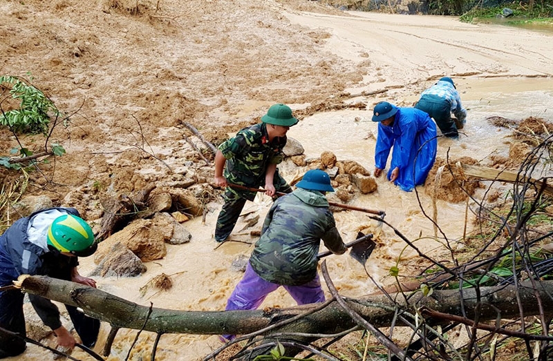 Các lực lượng cứu hộ của Quân khu 5 tích cực tìm kiếm nạn nhân mất tích ở Trà Leng.