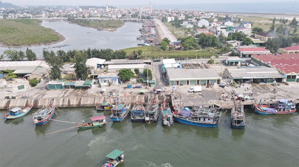 Ứng phó với bão số 13: Hà Tĩnh cấm biển từ 17 giờ ngày 13-11