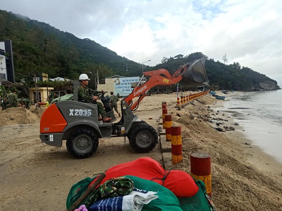 Bộ đội công binh giúp dân chống bão