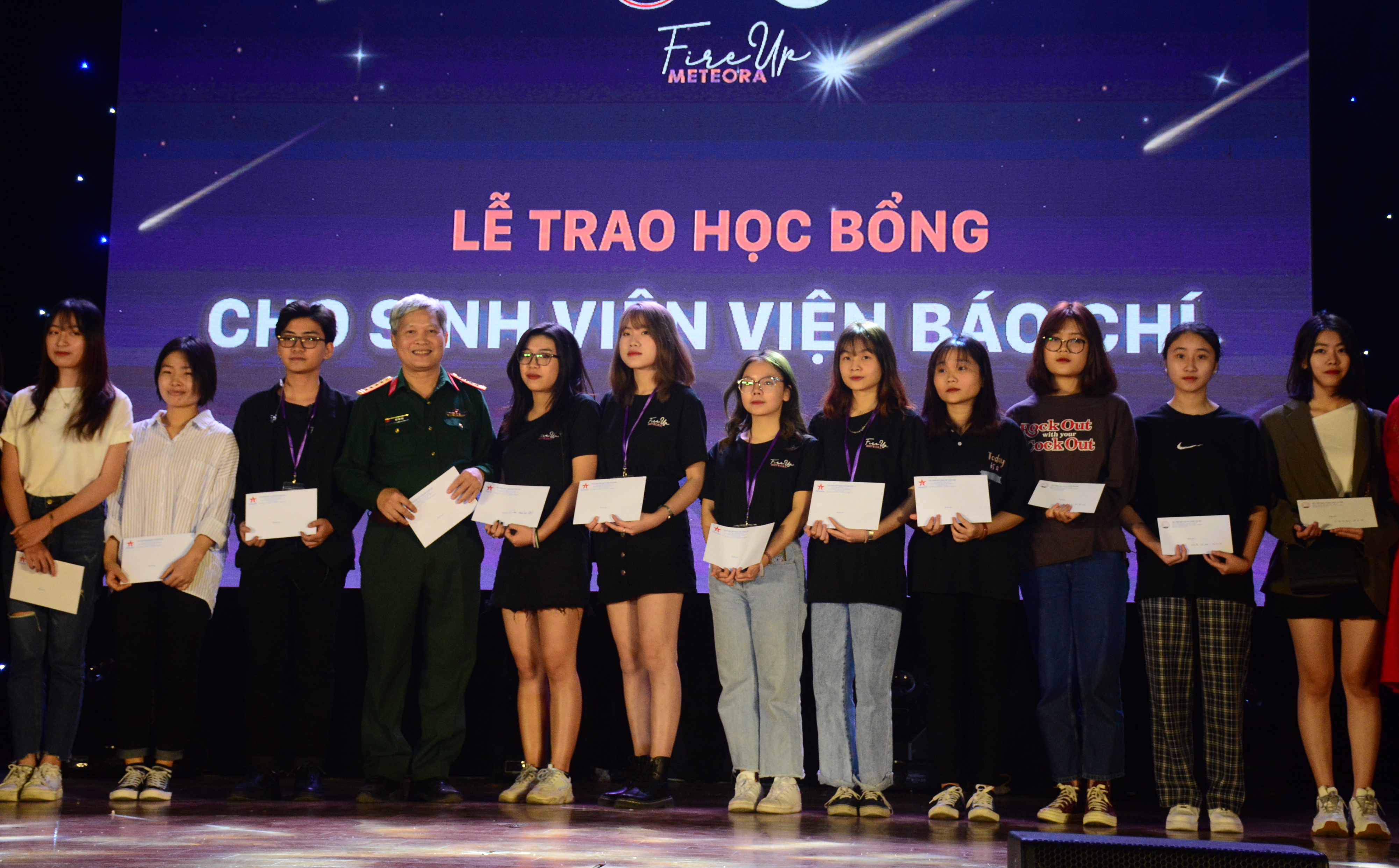 Báo Quân đội nhân dân tặng học bổng sinh viên xuất sắc Viện Báo chí

