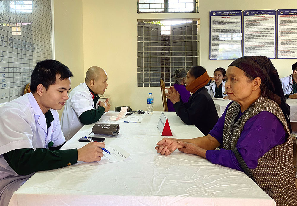 Đoàn công tác Bệnh viện Quân y 103 khám bệnh, tặng quà tại Phú Thọ