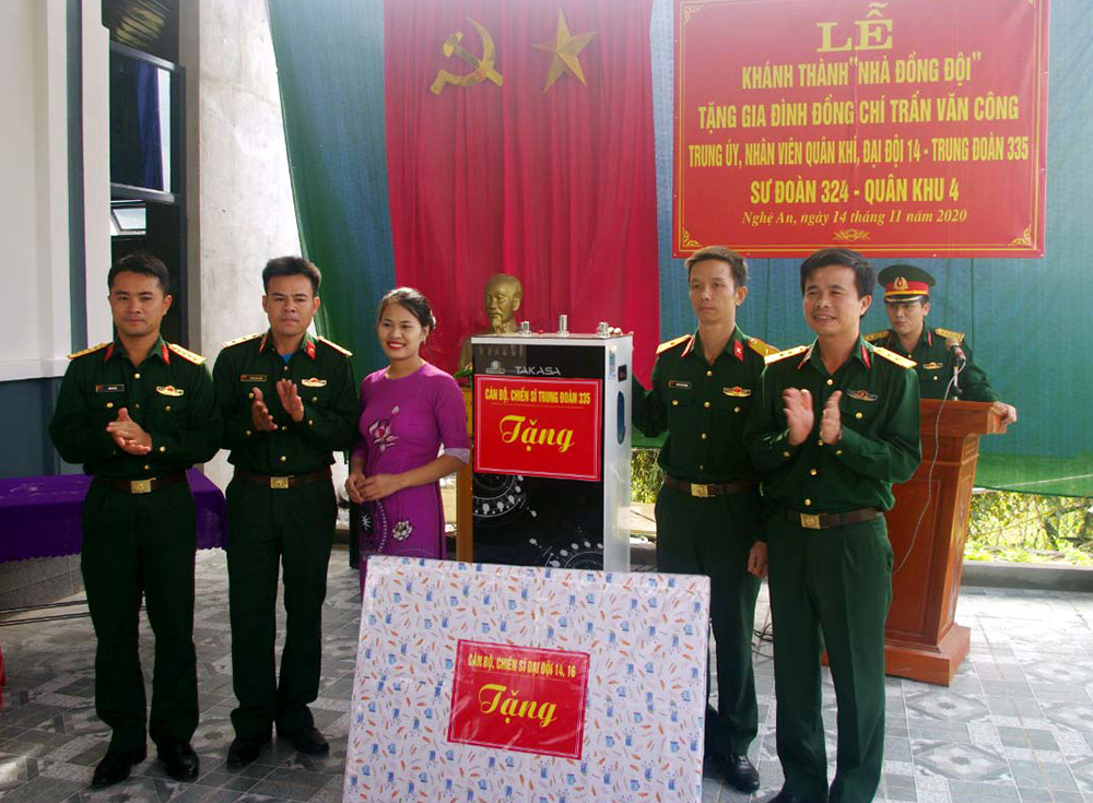 Bàn giao “Nhà đồng đội” tặng gia đình Trung úy QNCN Trần Văn Công