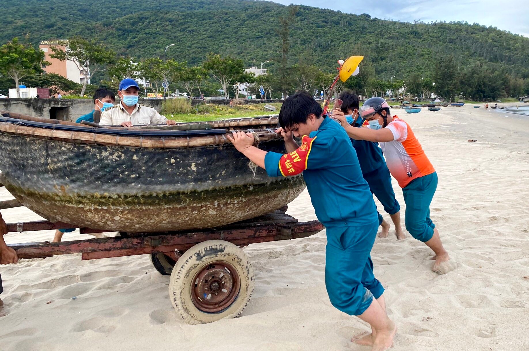 Huy động tổng lực giúp dân chống bão