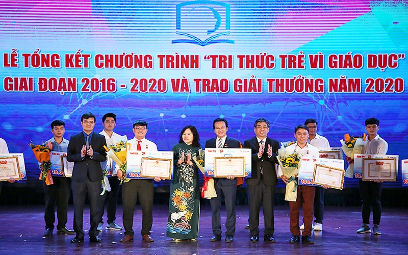 Trao giải 