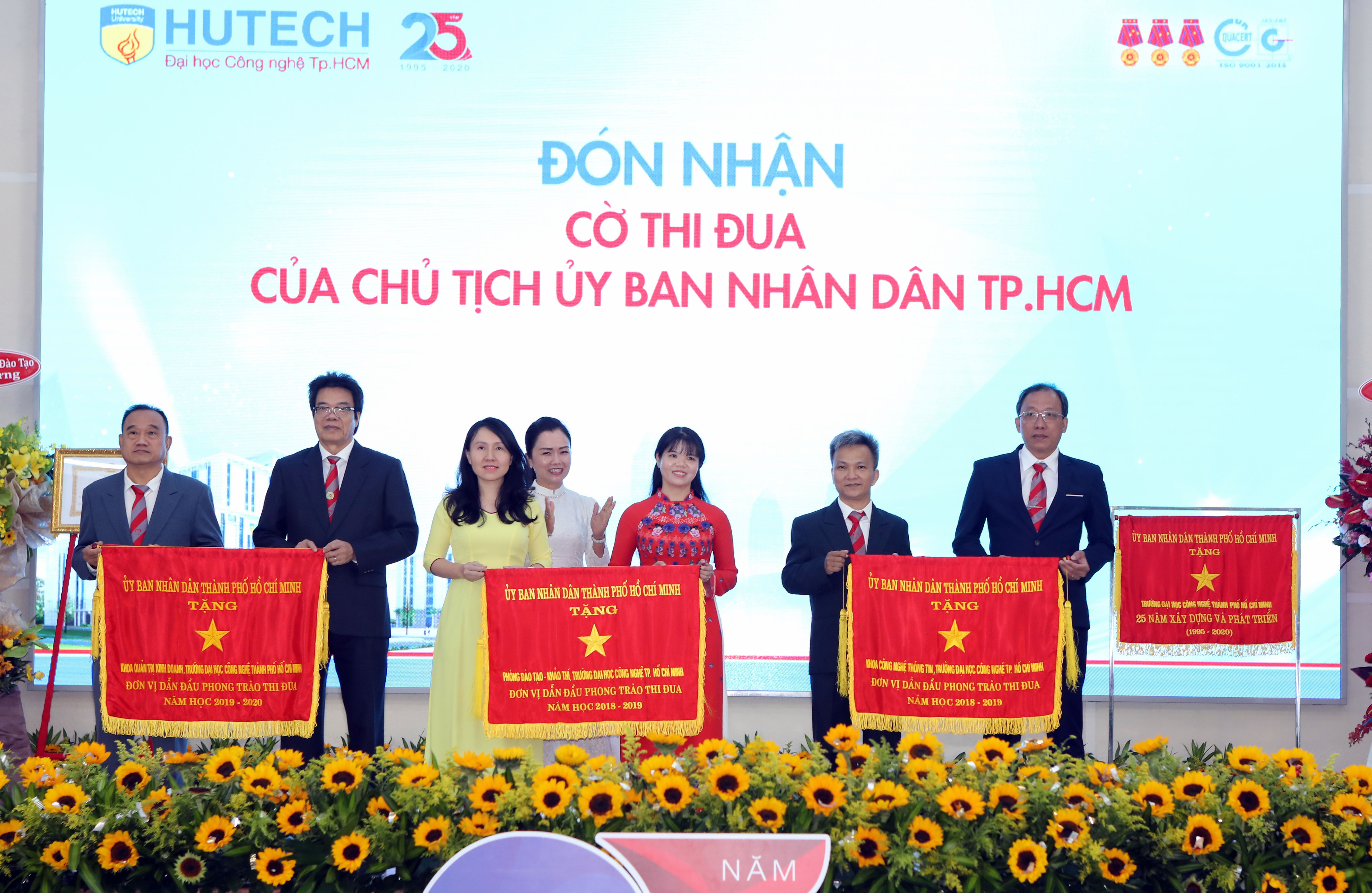 Trường Đại học Công nghệ TP Hồ Chí Minh đón nhận Huân chương Lao động hạng Nhất