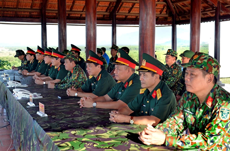 Đại biểu cấp trên theo dõi, chỉ đạo diễn tập.