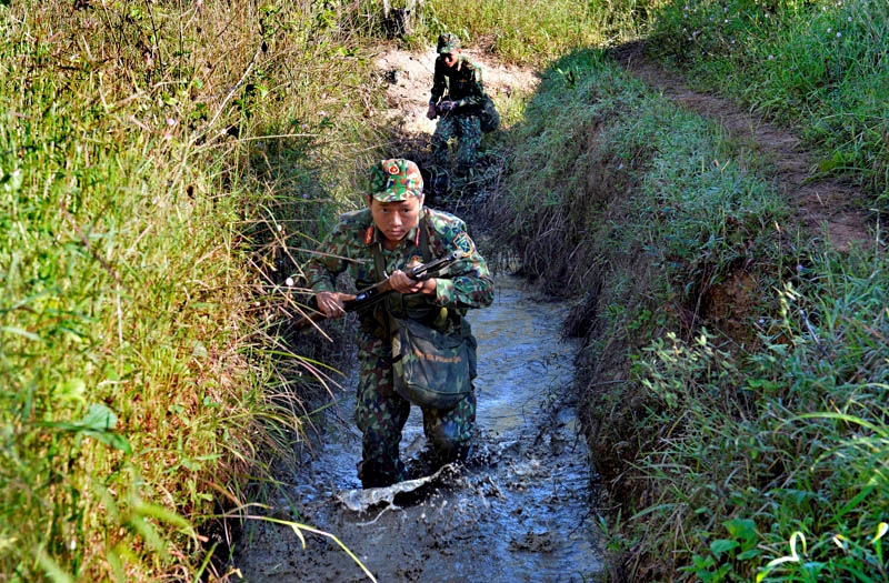 Chiến sĩ Tiểu đoàn 8, Trung đoàn 31 cơ động chiếm lĩnh trận địa.