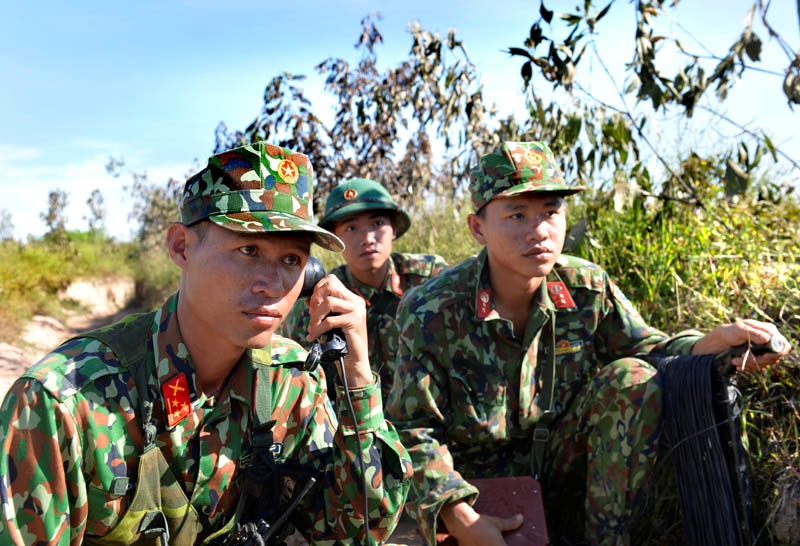 Thượng úy Cao Minh Tuấn, Đại đội trưởng Đại đội 6, Tiểu đoàn 8, Trung đoàn 31 chỉ huy bộ đội phòng ngự trận địa.