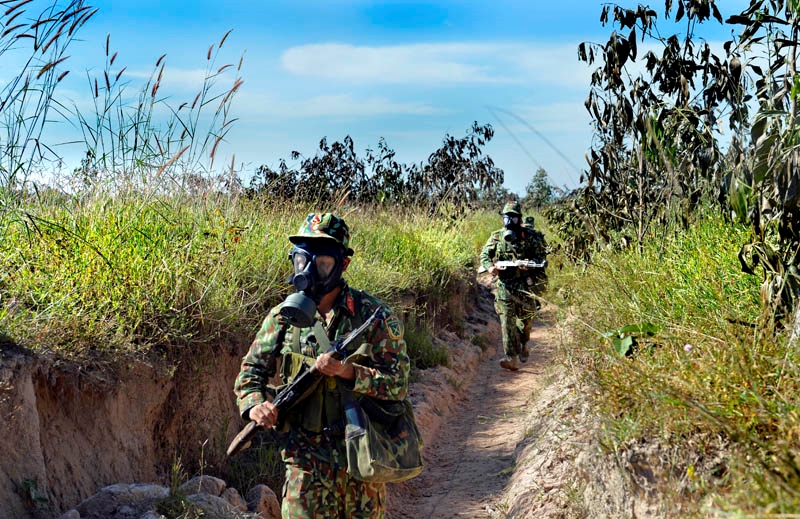 Sử dụng trang bị phòng hóa cơ động đánh trả trong tình huống địch sử dụng vũ khí hóa học.