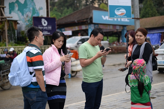 Phổ cập điện thoại thông minh để tạo nền tảng cho chương trình chuyển đổi số quốc gia
