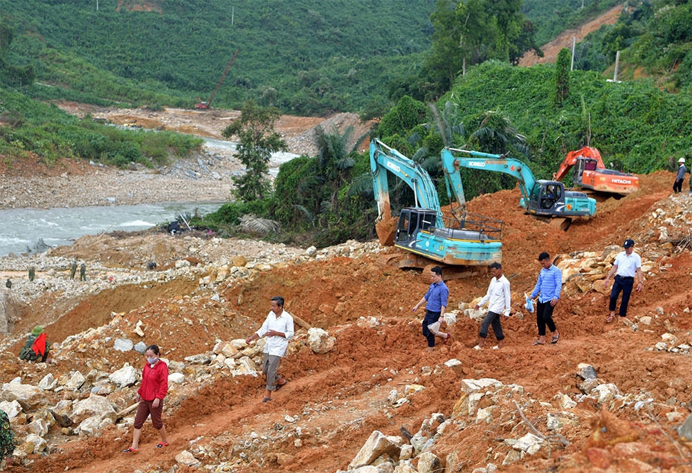 Thân nhân của các công nhân bị mất tích tại vụ sạt lở có mặt tại hiện trường và ai cũng xúc động trước sự cố gắng.