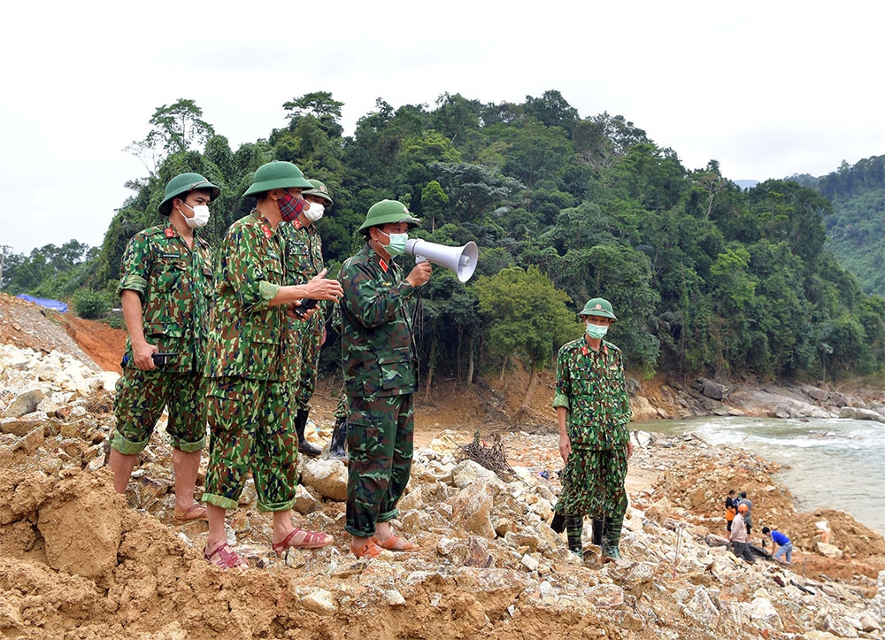 Thiếu tướng Hà Thọ Bình, Phó tư lệnh, Tham mưu trưởng Quân khu 4 chỉ huy lực lượng tìm kiếm tại hiện trường.