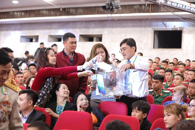 Hàng triệu tấm lòng hướng về vùng lũ