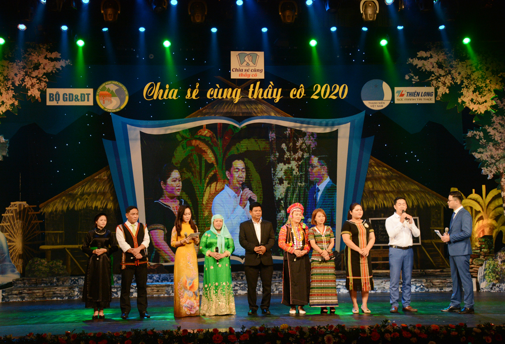 Tuyên dương 63 thầy, cô giáo người dân tộc thiểu số