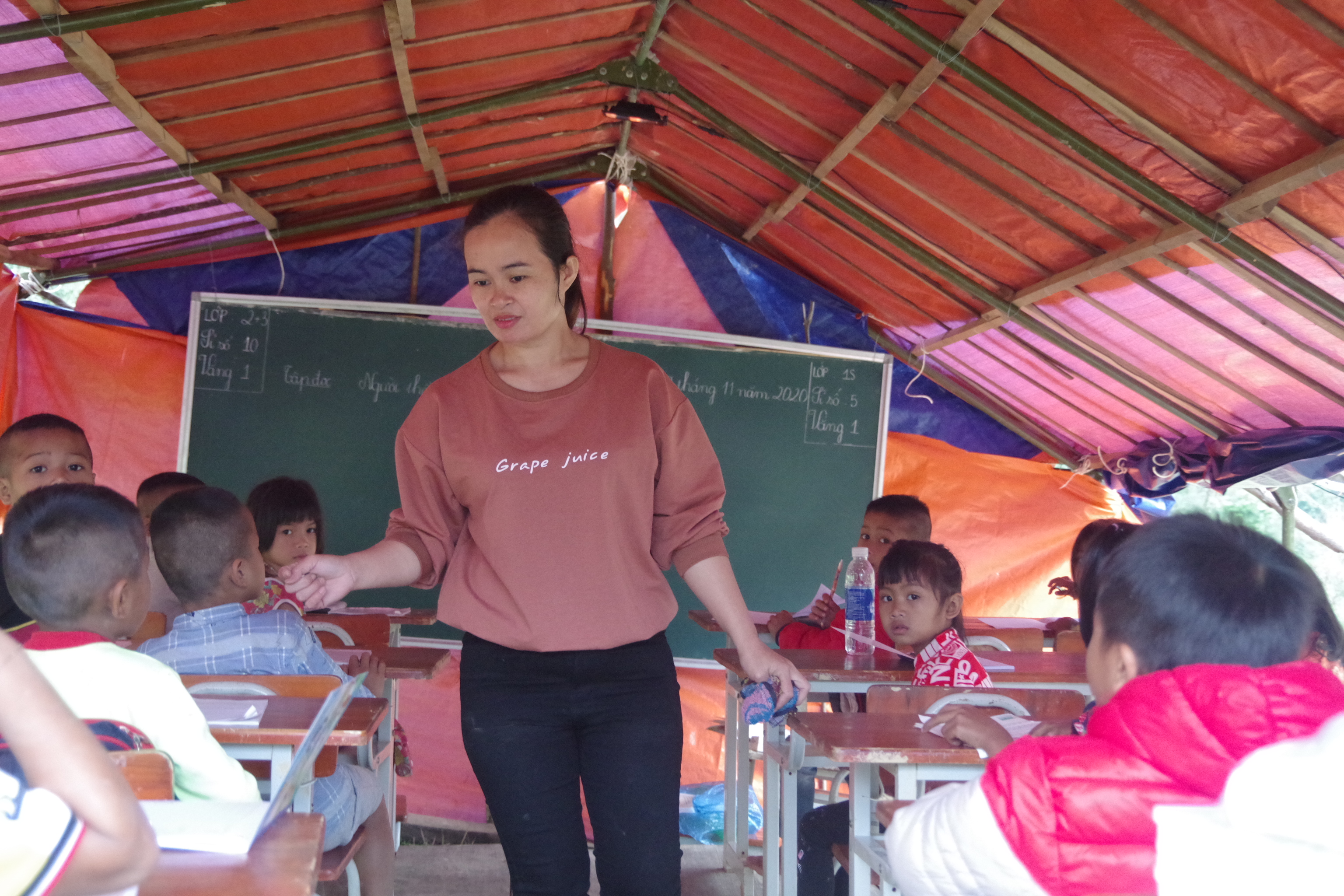 Lớp học trong lều bạt