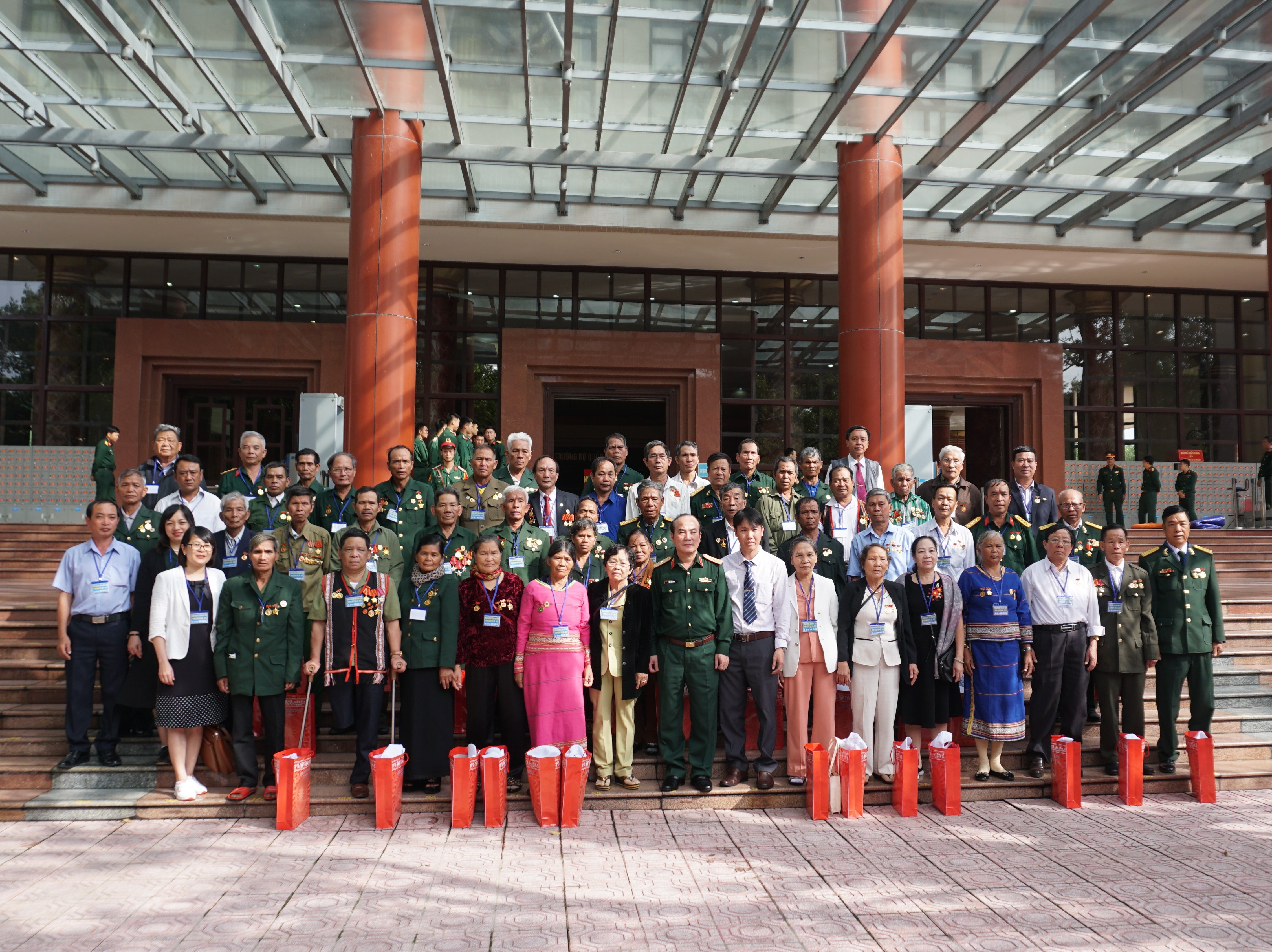 Bộ Quốc phòng gặp mặt Đoàn đại biểu người có công với cách mạng tỉnh Kon Tum