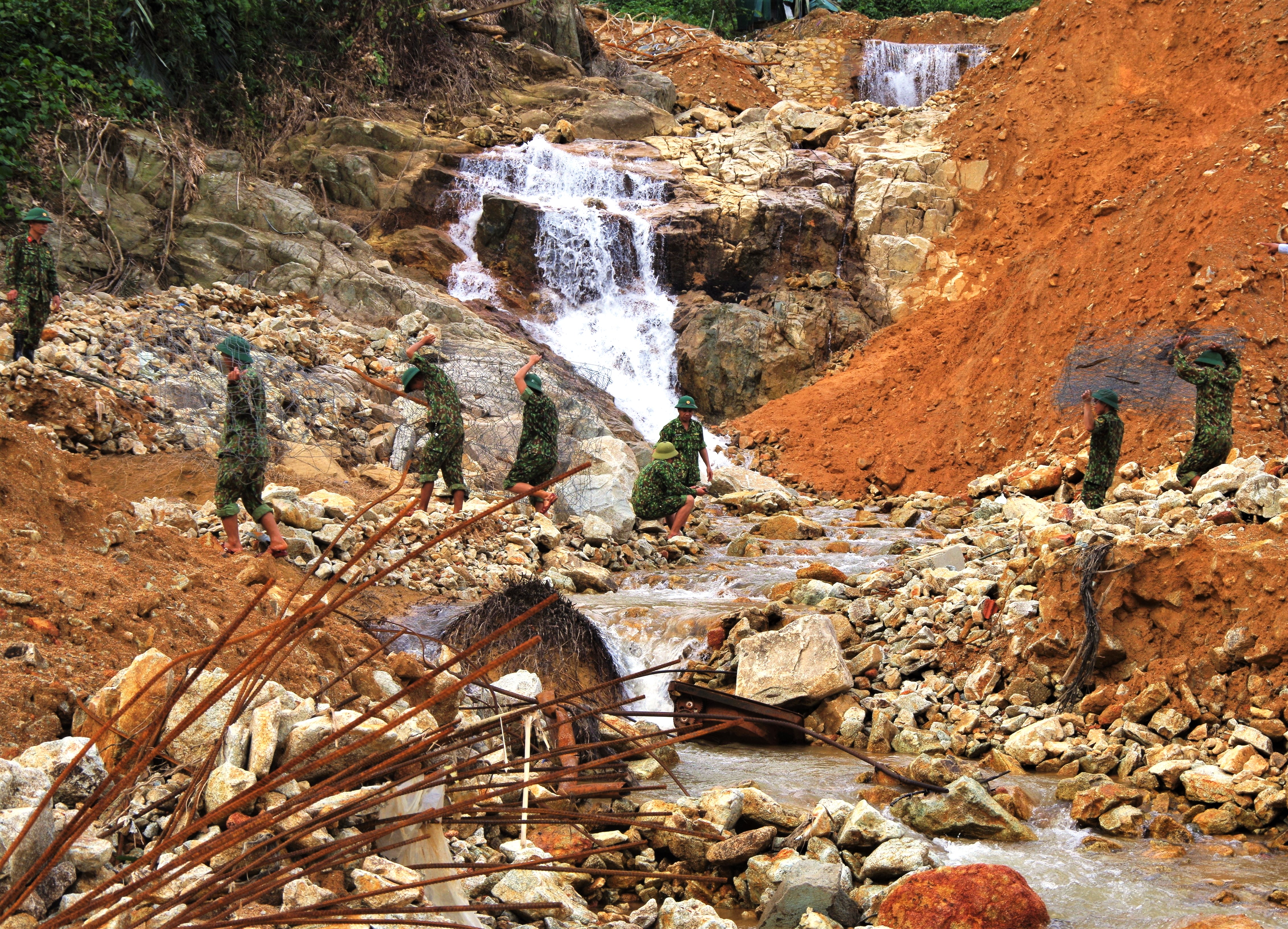 Nắn dòng chảy tìm công nhân mất tích ở Rào Trăng 3