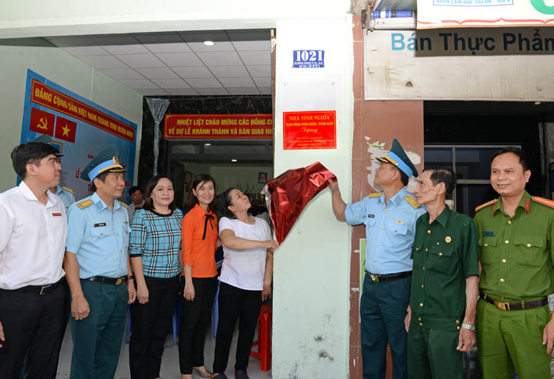 Bàn giao nhà tình nghĩa tặng gia đình chính sách