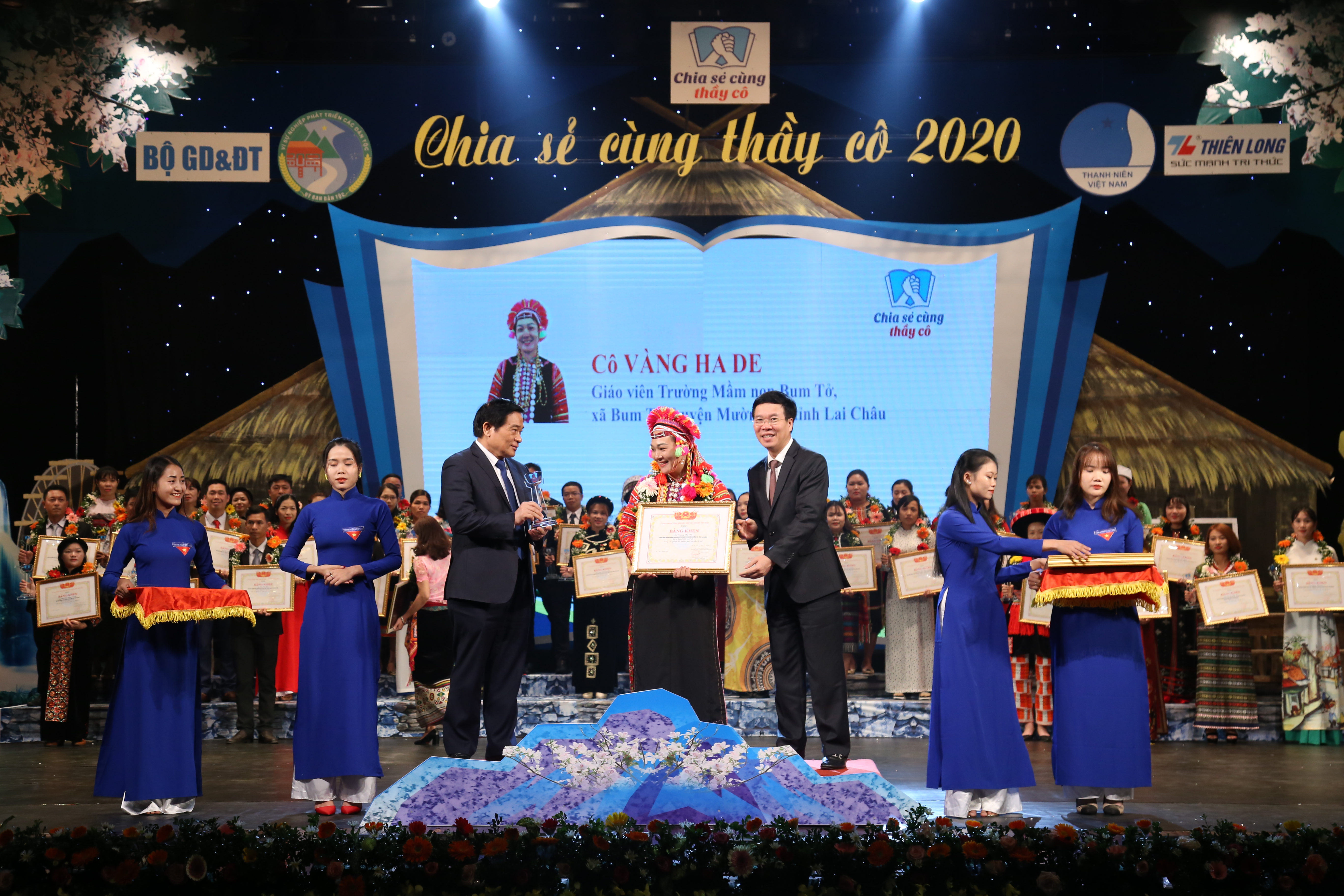 Những tấm lòng thắp sáng ước mơ học sinh dân tộc thiểu số