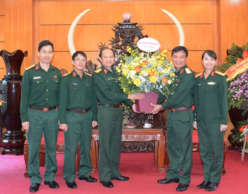 Đoàn công tác Báo Quân đội nhân dân chúc mừng các học viện, nhà trường Quân đội