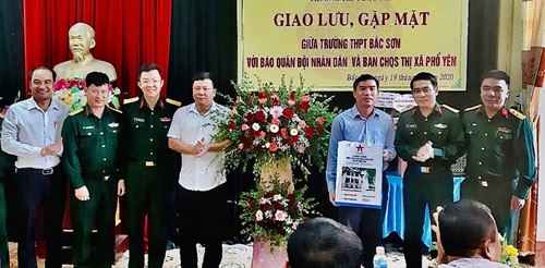 Báo Quân đội nhân dân trao quà tặng học sinh nghèo vượt khó học giỏi Trường THPT Bắc Sơn