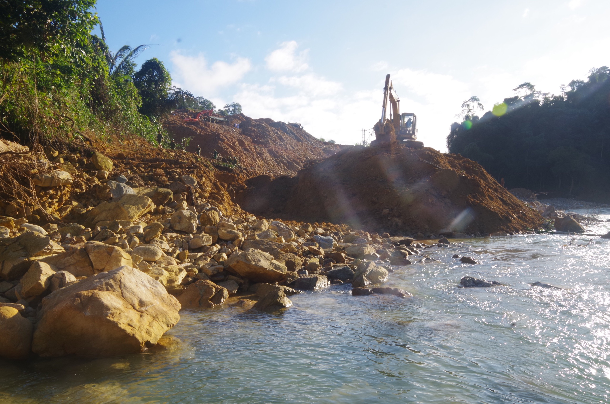 Khẩn trương tìm kiếm các nạn nhân mất tích tại khu vực Thủy điện Rào Trăng 3 

