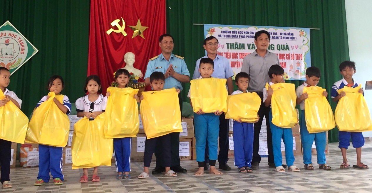 Trao quà hỗ trợ học sinh huyện Nam Giang, tỉnh Quảng Nam