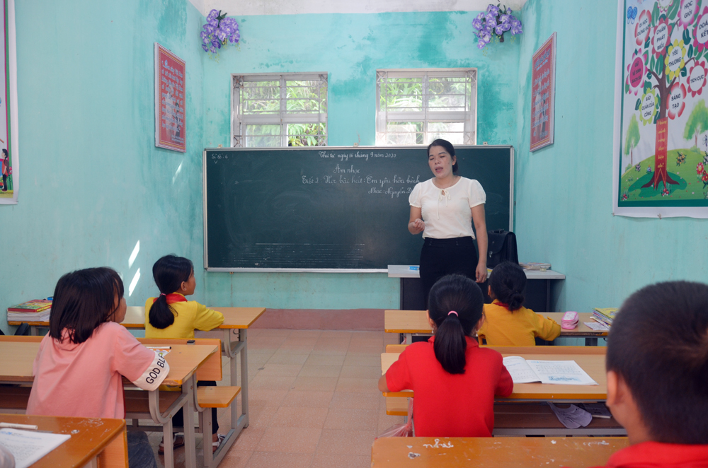 Các cô giáo miệt mài trao truyền con chữ, tri thức cho các em