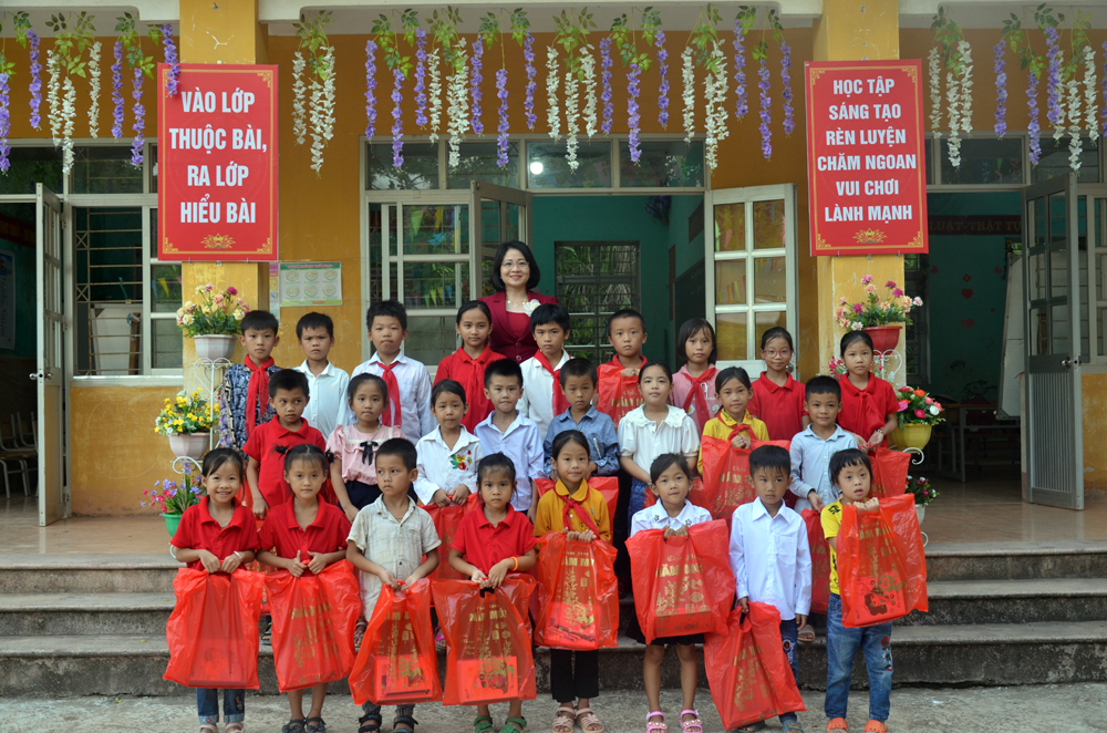 Tình yêu thương của các thầy cô khiến mỗi ngày đến trường của các em đều là những ngày vui.