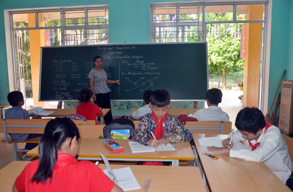 Hằng ngày, các giáo viên thường điểm danh nếu thiếu các học sinh nào thì lại đến nhà tìm hiểu, vận động ra lớp.
