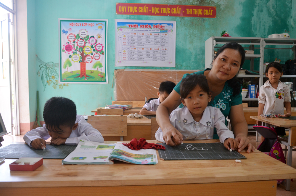 Các em học sinh đồng bào đã quen với núi rừng nên khi đến trường học còn rất bỡ ngỡ, nhút nhát và mọi thứ đều cần các thầy cô giáo dạy từ sinh hoạt cá nhân đến học tập...