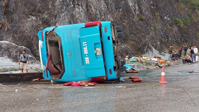  Hòa Bình: Lật xe khách giường nằm, 12 người thương vong