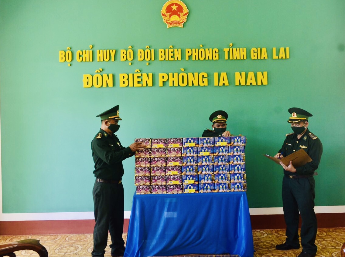 Đồn Biên phòng Ia Nan bắt giữ 62kg pháo lậu
