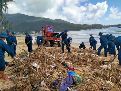Ra quân dọn vệ sinh môi trường bãi biển