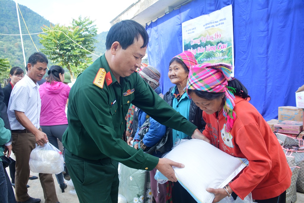 Trao 400 suất quà tặng các hộ nghèo thuộc 2 xã Mường Tè và Pa Ủ