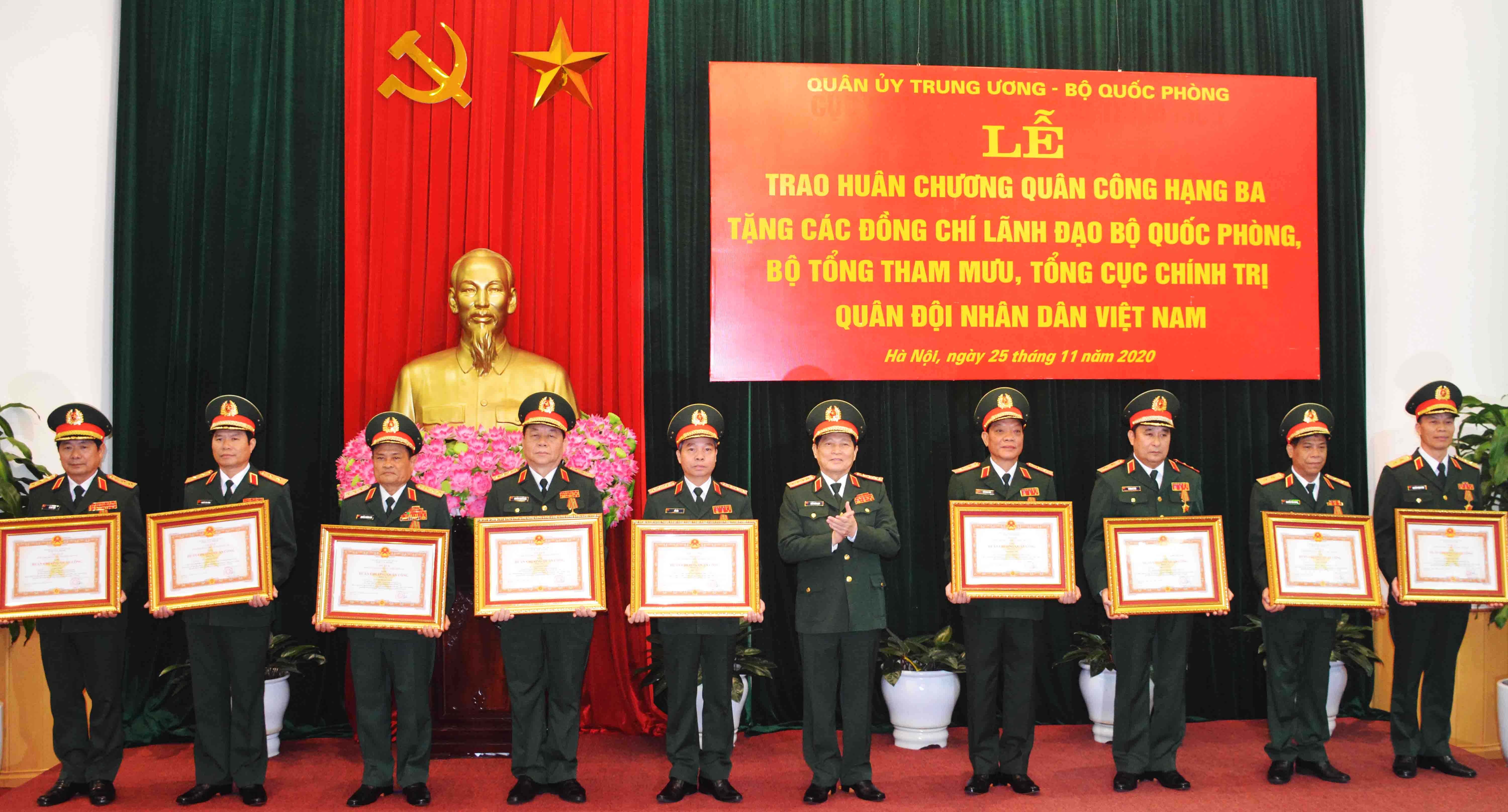 Trao Huân chương Quân công hạng Ba tặng các đồng chí lãnh đạo Bộ Quốc phòng, Bộ Tổng Tham mưu, Tổng cục Chính trị