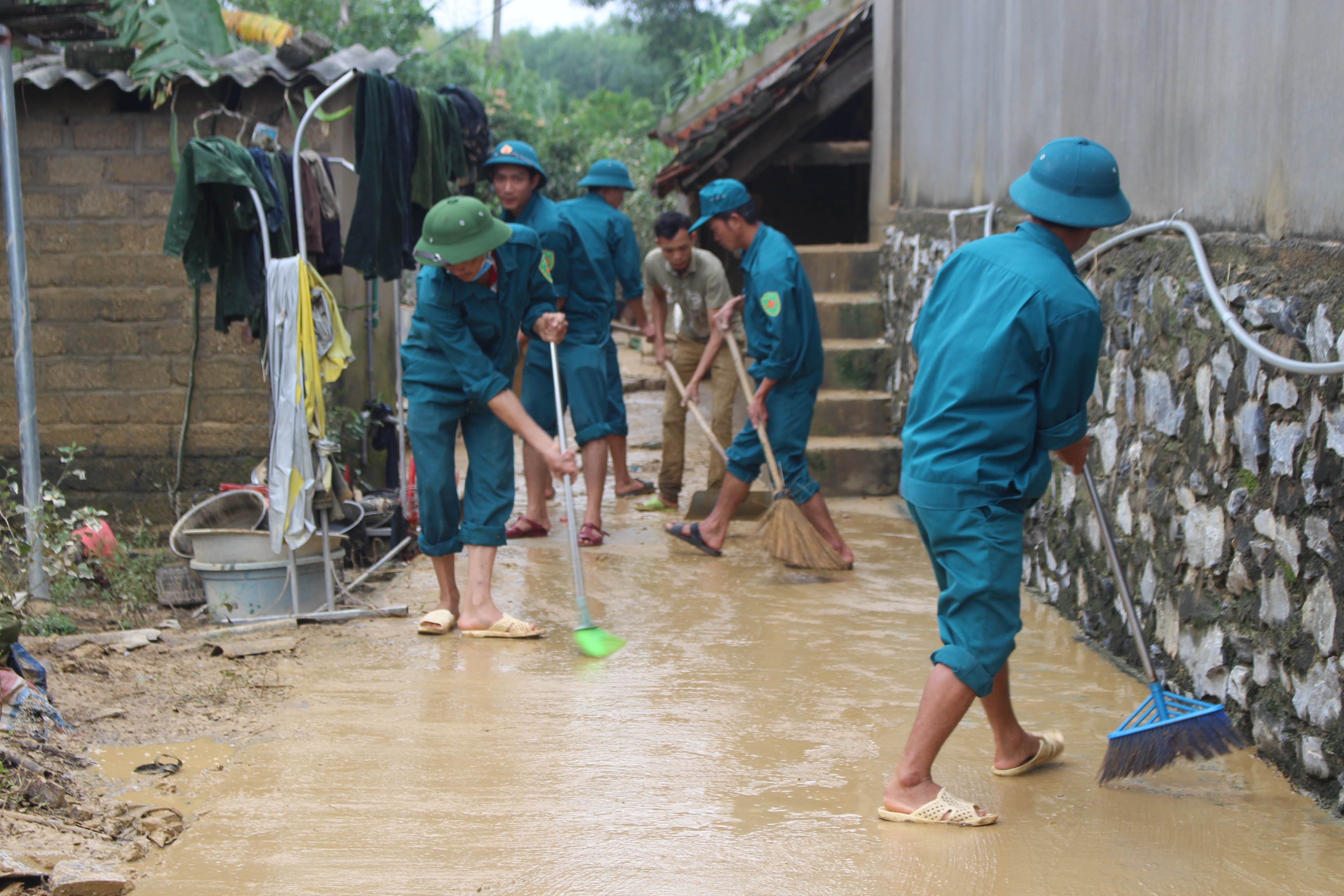 Lấp lánh “sao vuông” trong lũ dữ

