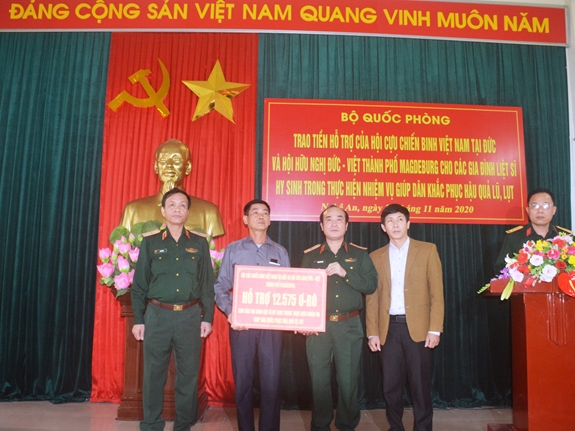 Trao quà tặng 35 gia đình cán bộ, chiến sĩ hy sinh trong thực hiện nhiệm vụ khắc phục hậu quả thiên tai