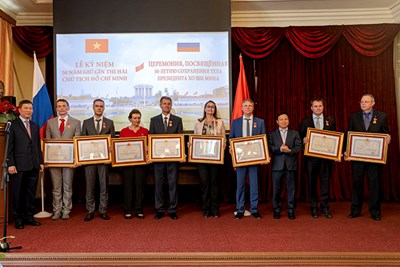 Những người bạn sắt son giữ yên giấc ngủ Bác Hồ