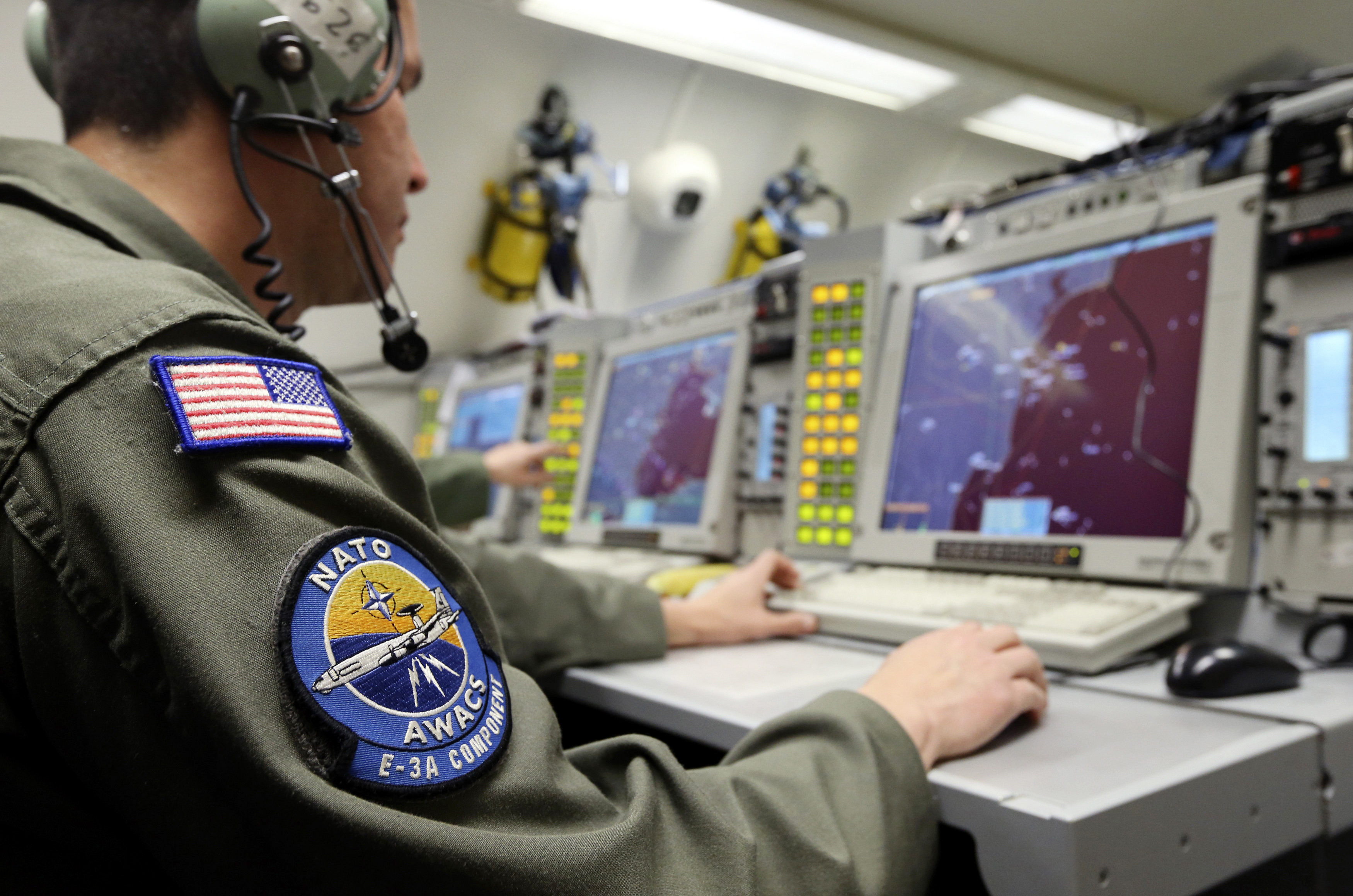 NATO tiến vào không gian vũ trụ