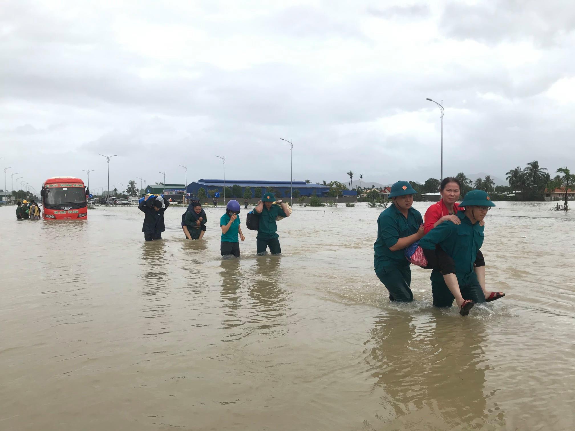 Bộ đội, dân quân tỉnh Khánh Hòa xung kích giúp dân trong mưa lũ