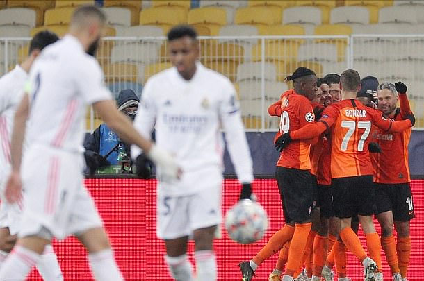 Real Madrid thua thảm, Liverpool vào vòng trong